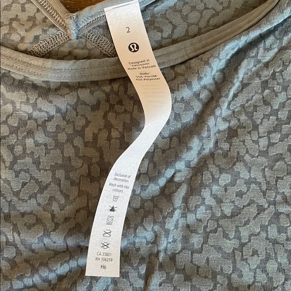 Lululemon Loop Around Tee Size 2 - Picture 3 of 5